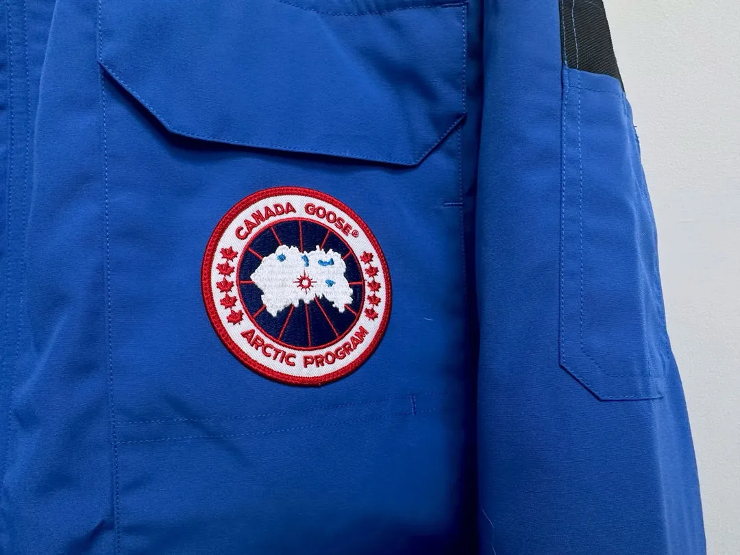 P780 Top Purchasing Version Sky Blue (Wolf Hair Optional) 🇨🇦CANADA GOOES 24 new models 08 models/couple models Factory direct supply: supplying global purchasing agents, micro-business, entities, Tmall, high-end stalls and studio cooperation, free shipping! Canada Goose Expedition Parka 2008 is the same style for men and women. It is mid-length and the most timeless classic. All Arctic and Antarctic scientific expedition teams choose Canada Goose as their cold-proof equipment. It is the Rolls-Royce of down jackets. ➖ Industry-leading anti-counterfeiting chip sensing. ➖ Imported Behringer embroidery machines and customized embroidery labels, the highest level and industry leading. ➖ Imported Korean 21-count polyester-cotton blended original fabric, TC85 waterproof coated fabric, water-repellent, windproof and wear-resistant. ➖ The new national standard 80 white duck down is filled with an average of 520 grams of down. The amount of down filled is industry-leading. ➖ 100% nylon lining with double double-layer sealing design to prevent velvet running, and seamless thread design on the cuffs! ➖ Western Canadian Green Wolf Collar. ➖ Yoshida YKK provides original factory-customized electroplated sliders. YKK two-way lockable zippers are tight and smooth and do not peel off paint. ➖ 3M composite Velcro is durable and the accessories and hardware are all custom-made. Note: Our copywriting is only simple and clear. Instead of bragging about the copywriting, it is better to compare and understand with samples. Only for the purest goose, the most dedicated, the most professional, the highest quality, the highest cost performance!  Size:XS-XXL